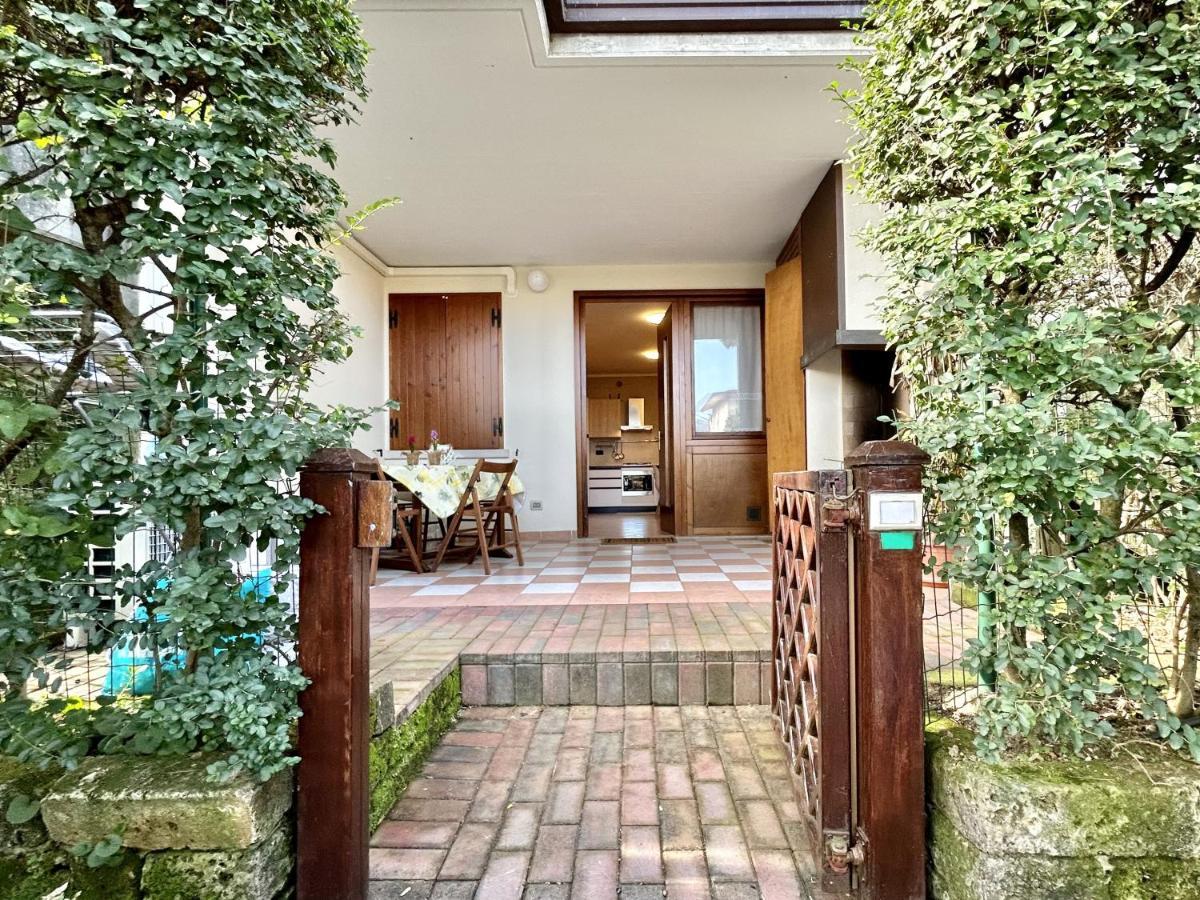 Perla Apartment - 3 Piscine E Un Bar - Desenzano Дезенцано-дель-Гарда Екстер'єр фото