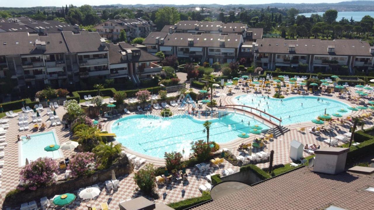Perla Apartment - 3 Piscine E Un Bar - Desenzano Дезенцано-дель-Гарда Екстер'єр фото