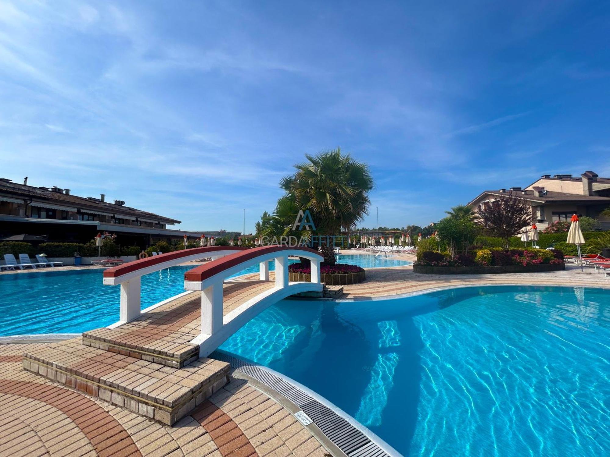 Perla Apartment - 3 Piscine E Un Bar - Desenzano Дезенцано-дель-Гарда Екстер'єр фото
