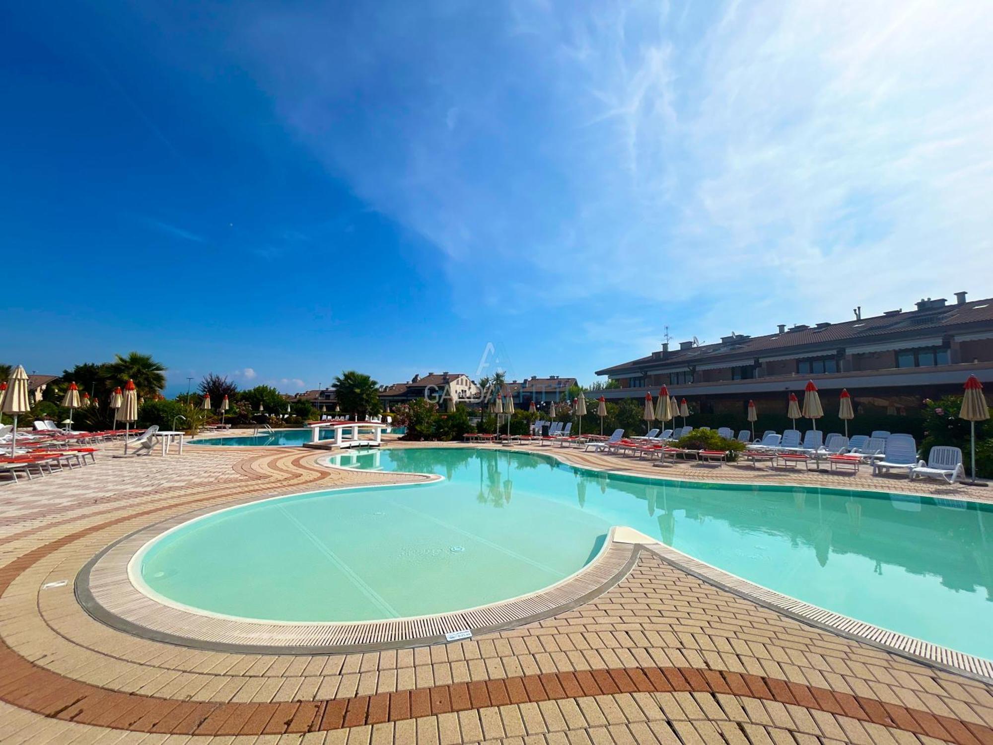 Perla Apartment - 3 Piscine E Un Bar - Desenzano Дезенцано-дель-Гарда Екстер'єр фото